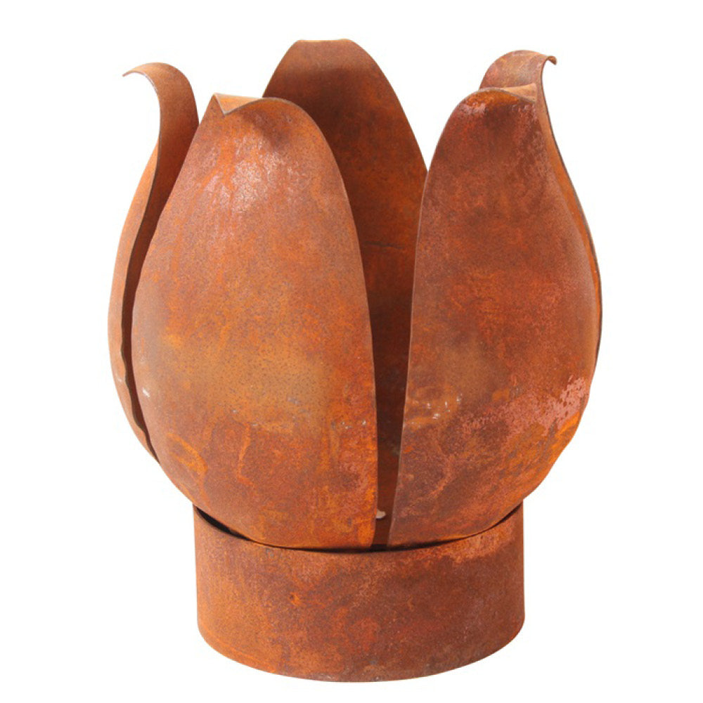 Rostige Metallblüte Rose – dekoratives Windlicht im Garten