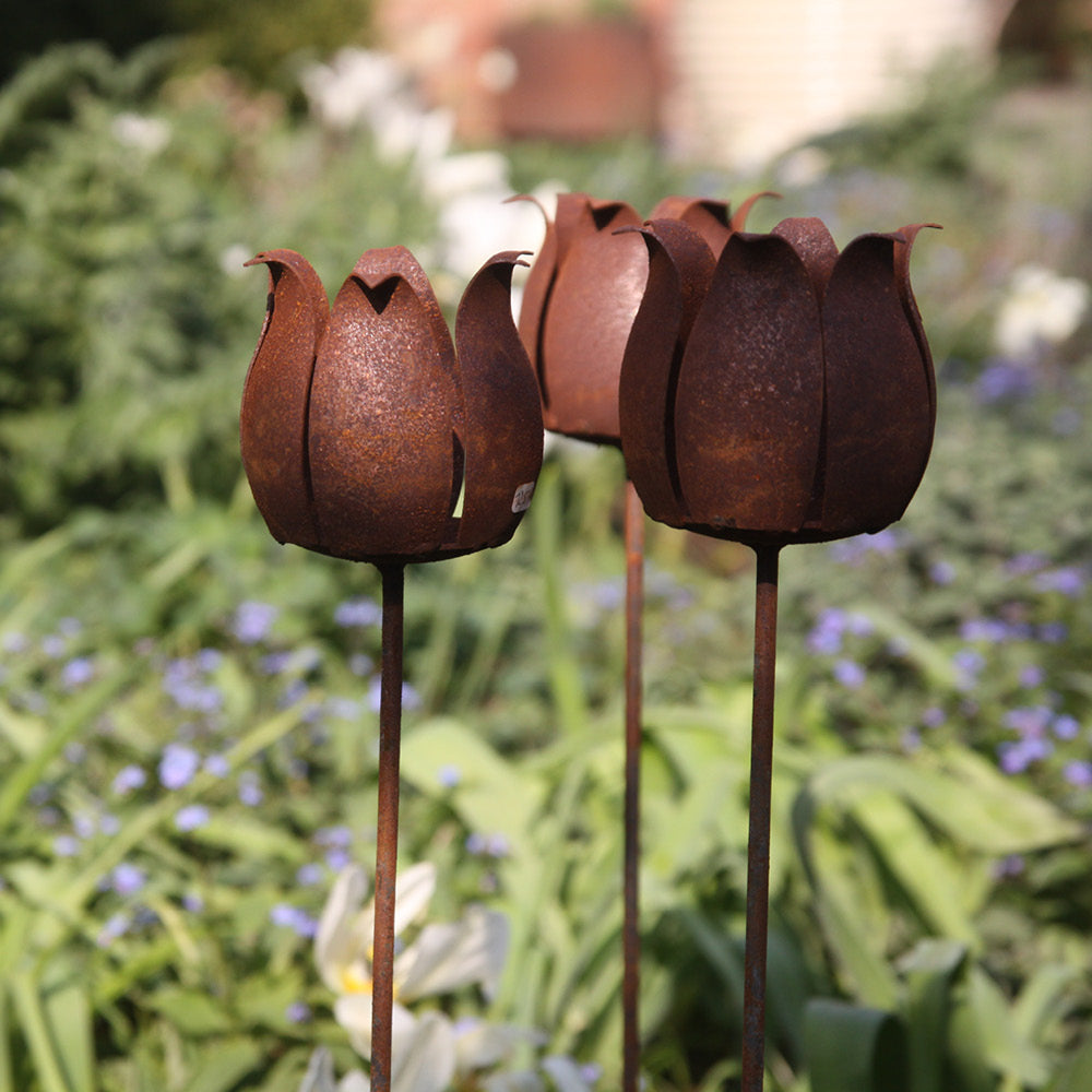 Rostiger Teelichthalter im Beet – romantische Gartenbeleuchtung von Eldgarden