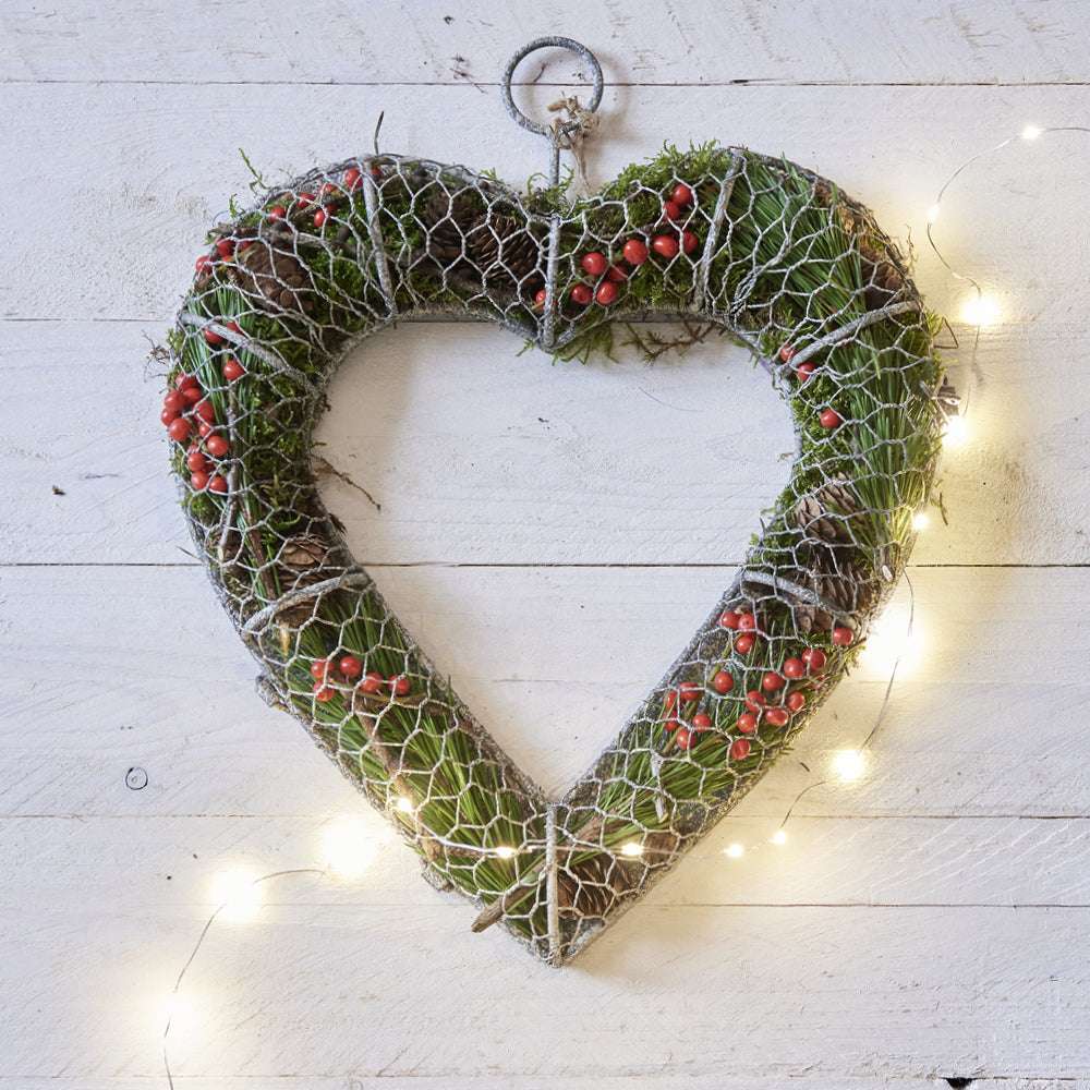 Herzförmiger Türkranz mit Moos und Beeren – liebevolle Dekoidee von Eldgarden