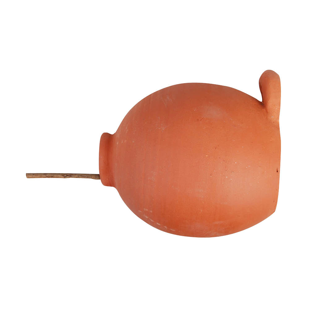 Klassischer Vogelpot aus Ton – wetterfeste Nisthilfe im Garten