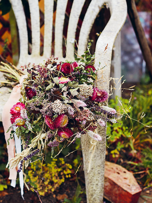 DIY Trockenblumenstrauß mit Kräutern – einfach selber binden & gestalten