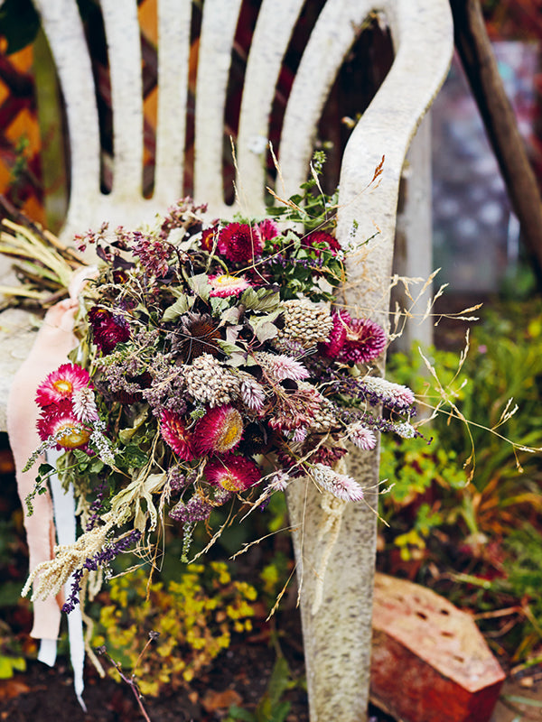 DIY Trockenblumenstrauß mit Kräutern – einfach selber binden & gestalten