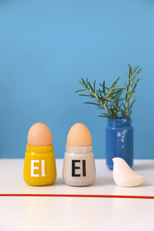 DIY Eiergläser mit Farbe & Buchstaben – kreative Upcycling-Idee für den Frühstückstisch