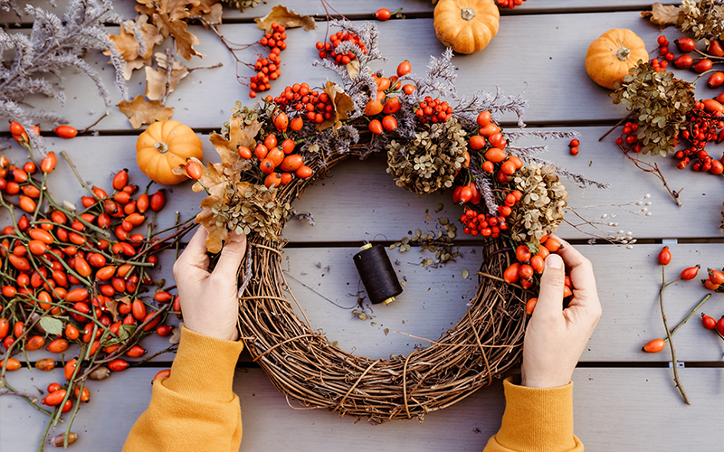 Herbstkränze selber machen – natürliche Deko aus Hagebutten, Trockenblumen & Co.