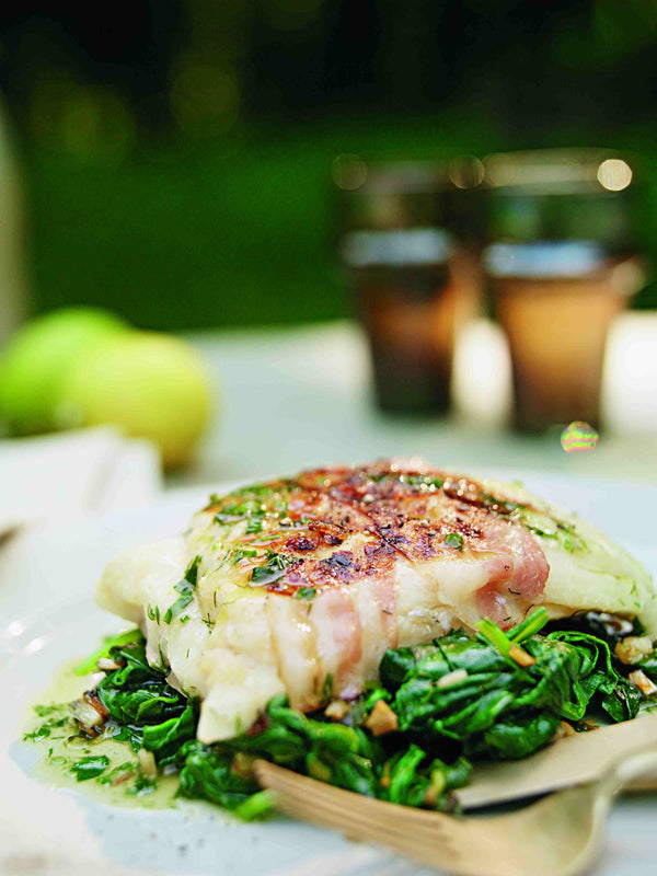 Kabeljaufilets vom Grill mit Spinatpäckchen – leichtes Fischrezept für den Sommer