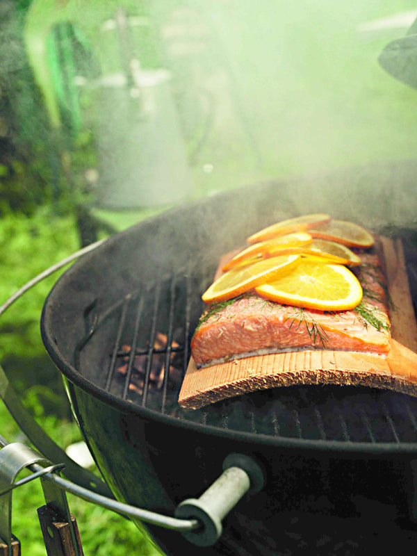 Gegrilltes & geräuchertes Lachsfilet – klassisches Rezept vom Holzbrett