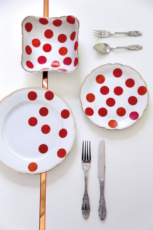 DIY Punktemuster auf Porzellan – Teller gestalten mit Seidenpapier & Decoupage-Lack