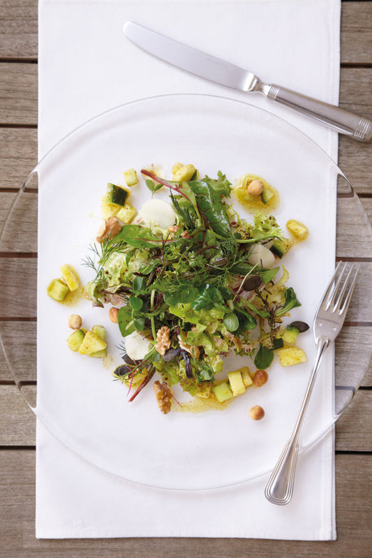 Bunter Wildkräutersalat mit Apfel, Nüssen & frischem Curry-Zitronen-Dressing