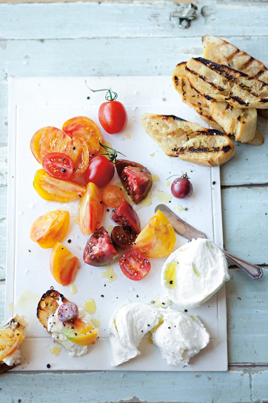 Burrata mit geröstetem Brot und alten Tomatensorten – Ein mediterranes Geschmackserlebnis