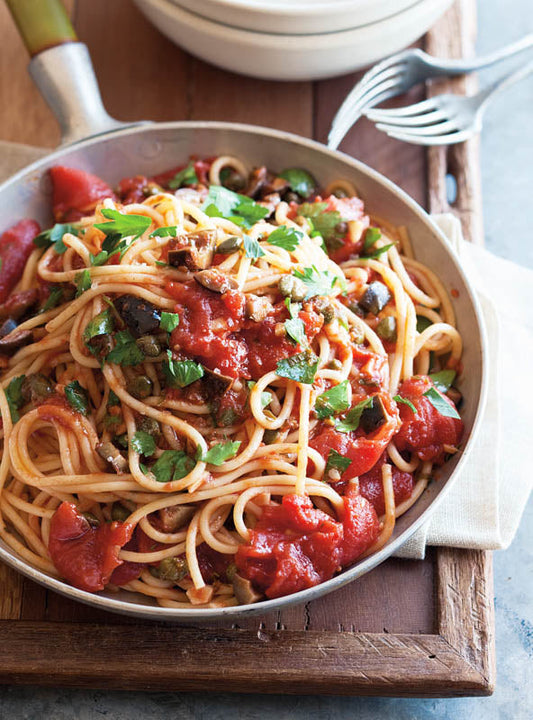 Spaghetti alla Puttanesca – Ein mediterranes Pasta-Gericht mit Tomaten, Oliven und Kapern