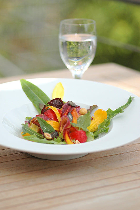 Bunter Sommersalat mit Taglilien und knackigen Nüssen