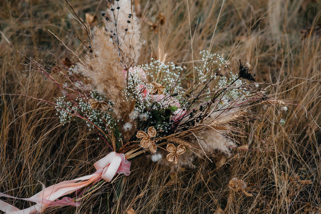EIn Strauß Trockenblumen auf einer herbstlichen Wiese.