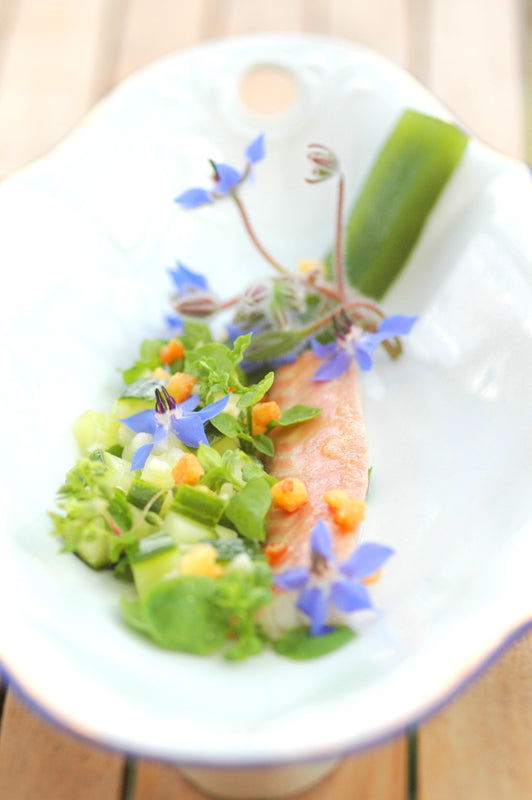 Räucheraal trifft Frische – Sommersalat mit Gurke, Apfel & Kräutern