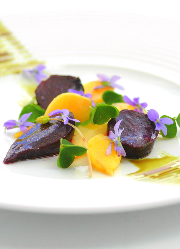 Bunte Bete Salat mit Blüten und Wildkräutern