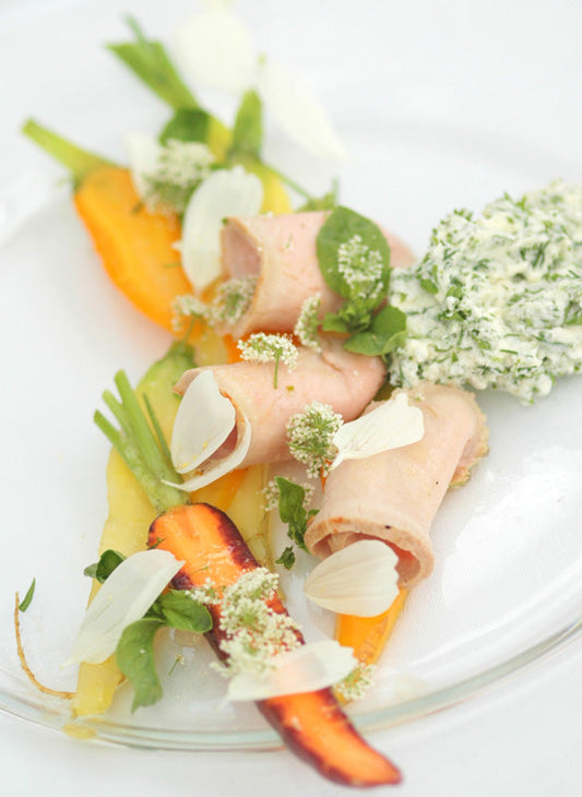 Marinierter Schweinerücken mit Wildkräutern und Blüten – aromatisch & leicht