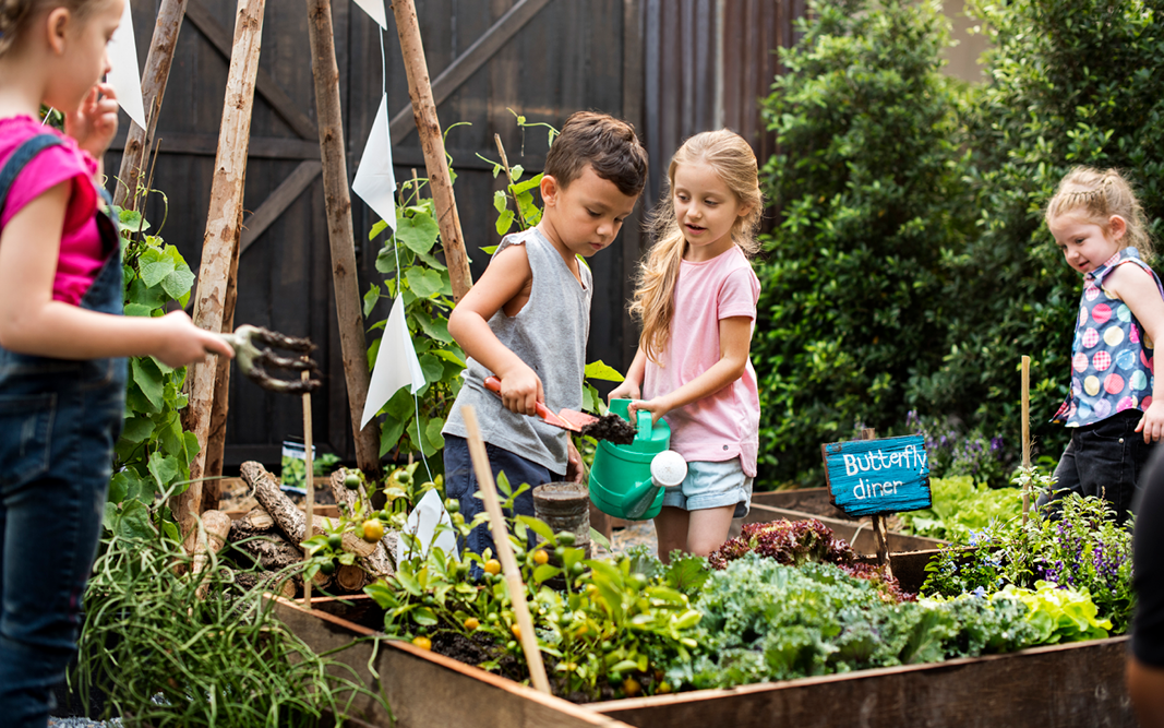 Kinder im Garten: Spielen, Staunen, Säen – ein kleines Paradies für junge Entdecker