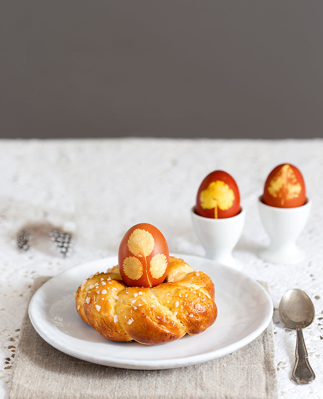 Mini Hefekranz mit natürlich gefärbten Ostereiern