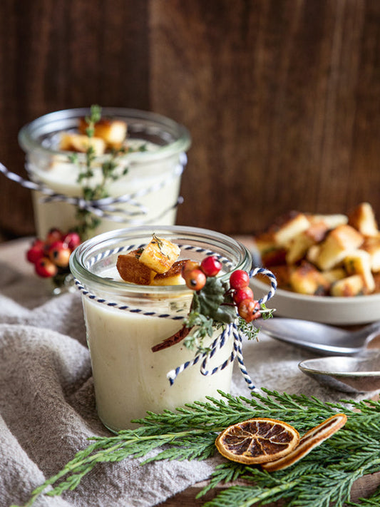 Cremige Pastinakencremesuppe in einer Schale, getoppt mit knusprigen Brioche-Thymian-Croûtons.
