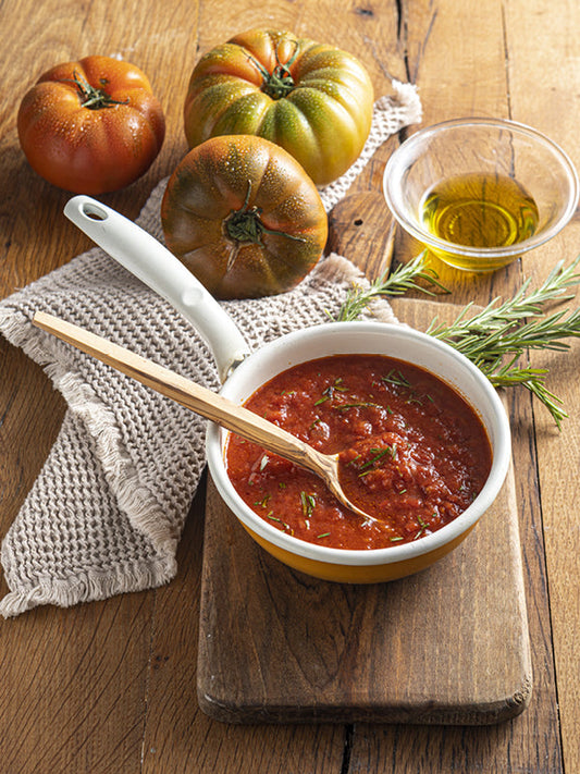 Selbstgemachter Tomatensugo im Topf – aromatisch mit frischen italienischen Kräutern wie Rosmarin, Thymian und Oregano.
