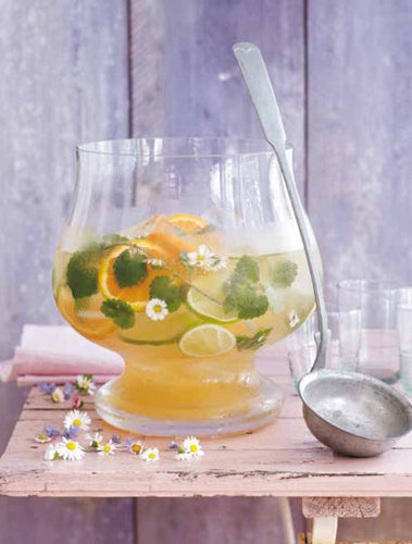 Erfrischende Holunder-Kräuterbowle – Das perfekte Sommergetränk mit Blütenzauber