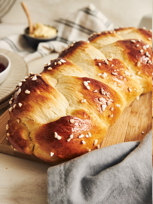 leckerer-goldfarbener-Hefezopf