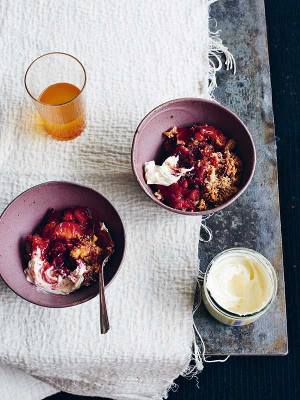 Pflaumen-Wacholder-Crumble – fruchtiges Ofendessert für Herbst & Winter