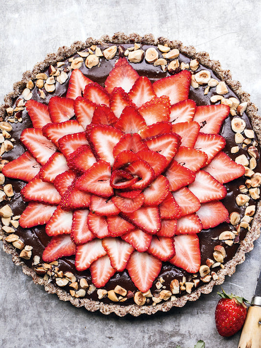 Schoko-Haselnuss-Tarte mit Erdbeeren – cremig & unwiderstehlich
