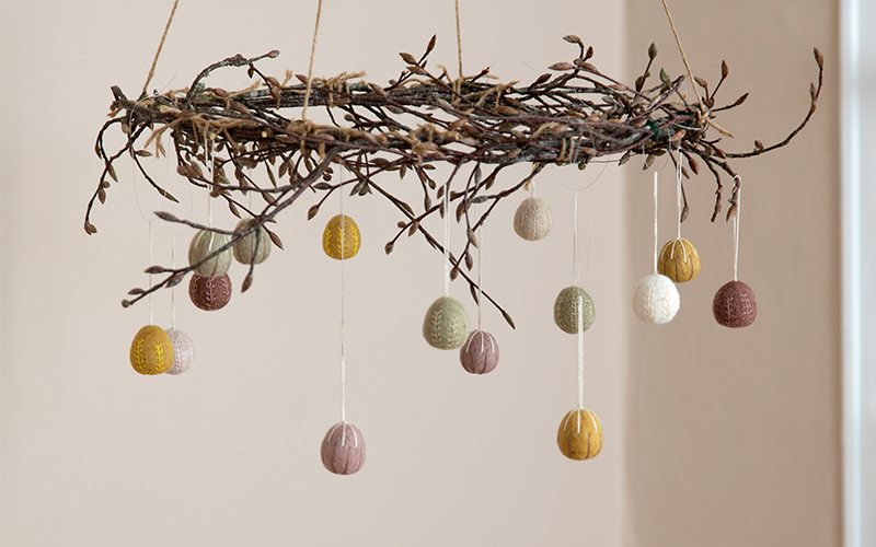 Kranz mit vielen bunten Filzeiern.