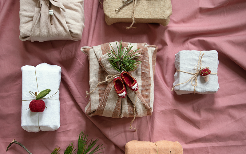 Geschenke in Tücher verpackt mit Anhängern von Gry & Sif