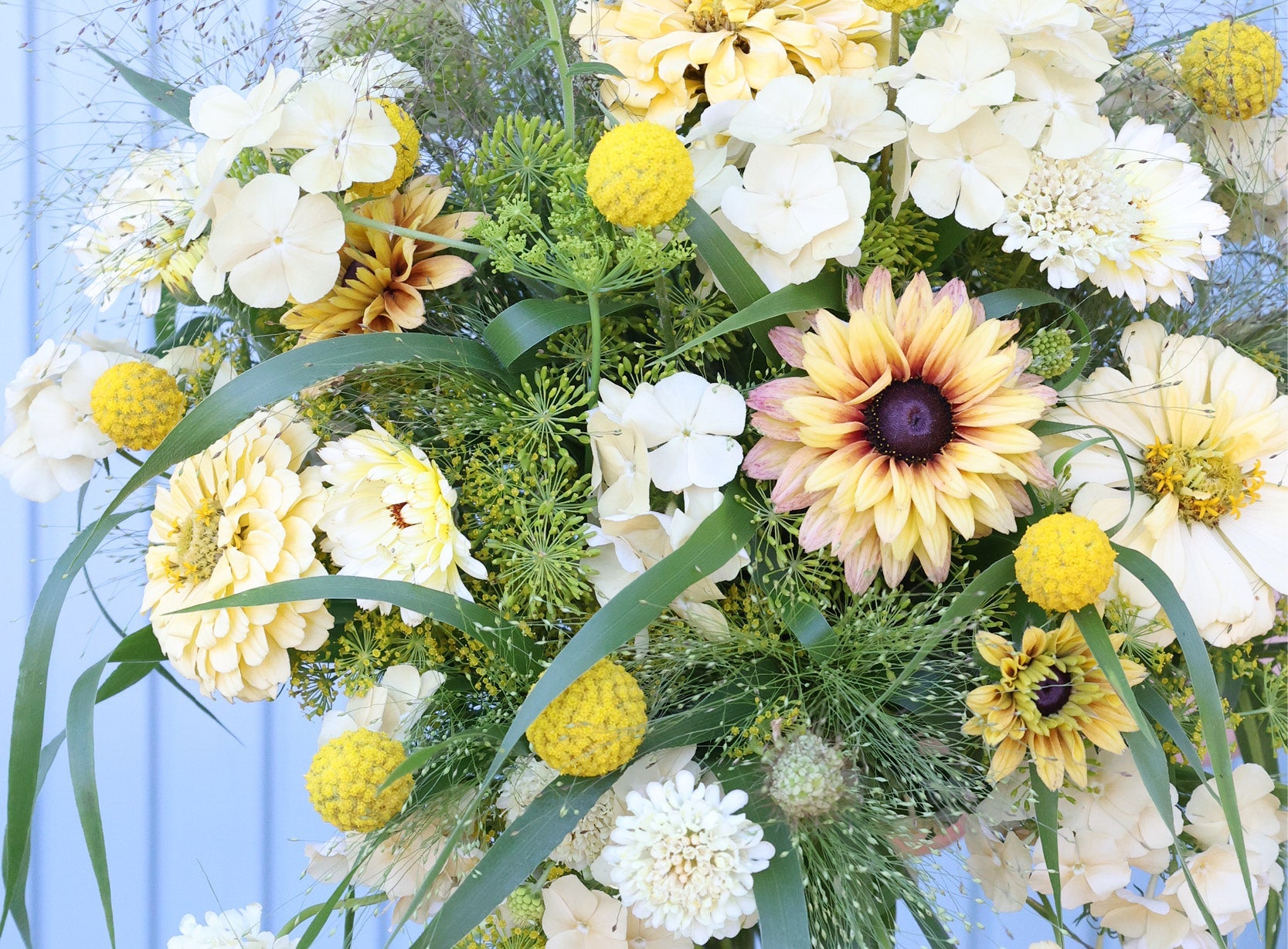 Locker gebundener Sommerstrauß aus dem Saatgutpaket ›Lemon Breeze‹ in hellen Creme- und Zitronentönen.