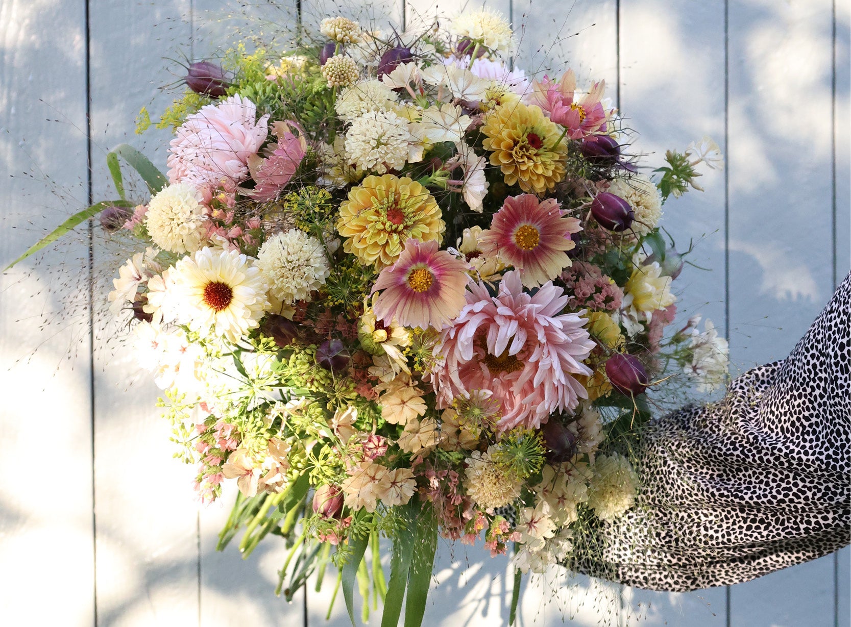 Locker gebundener Sommerstrauß aus dem Saatgutpaket ›Soft Sunrise‹ in Apricot-, Orange- und Cremetönen