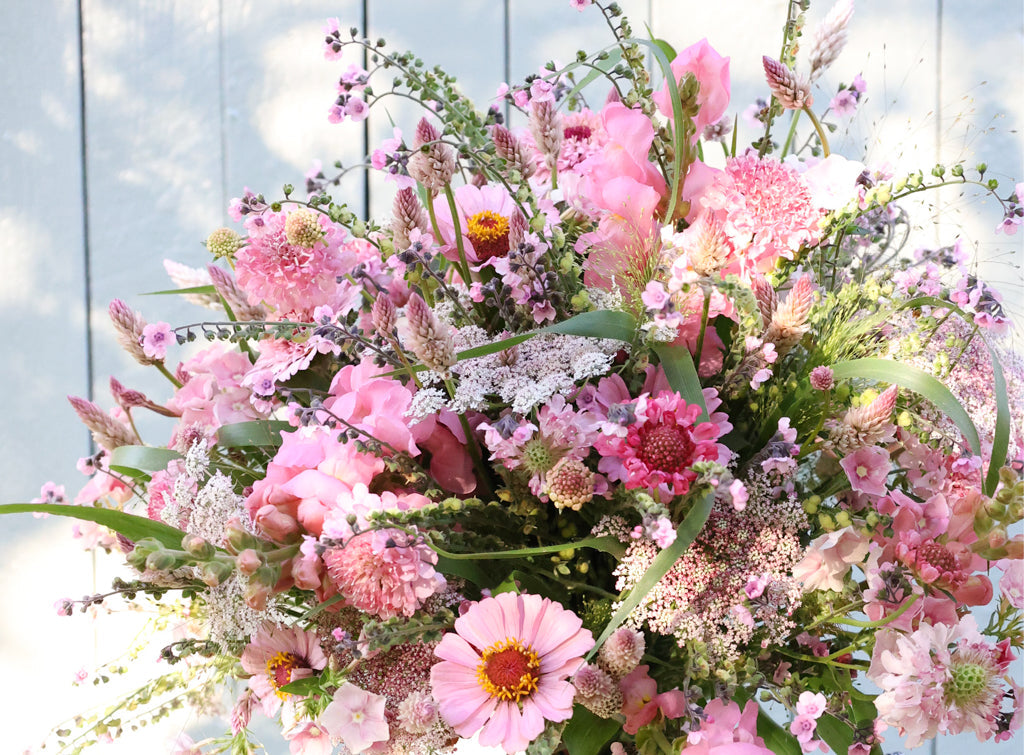 Locker gebundener Sommerstrauß aus dem Saatgutpaket ›Pink Harmony‹ mit rosafarbenen und pastelligen Blüten.