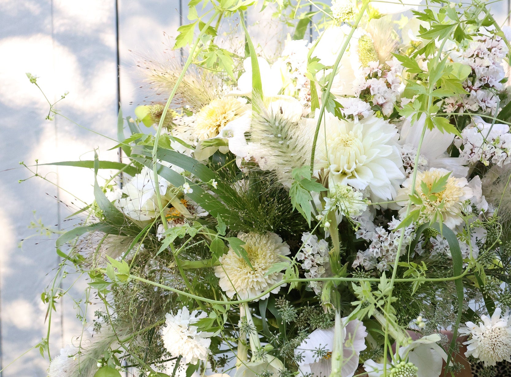 Locker gebundener Sommerstrauß aus dem Saatgutpaket ›Pure Elegance‹ in zarten Weiß- und Grüntönen.