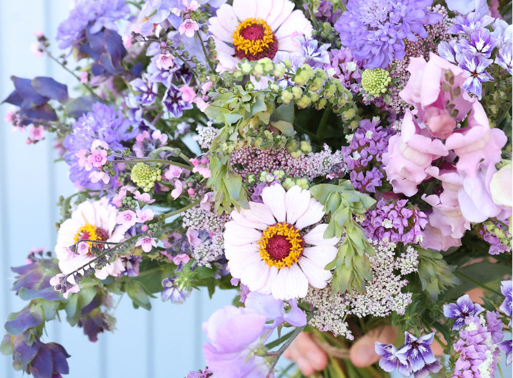 Locker gebundener Sommerstrauß aus dem Saatgutpaket ›Light Blue‹ mit blauen, fliederfarbenen und pastelligen Blüten.