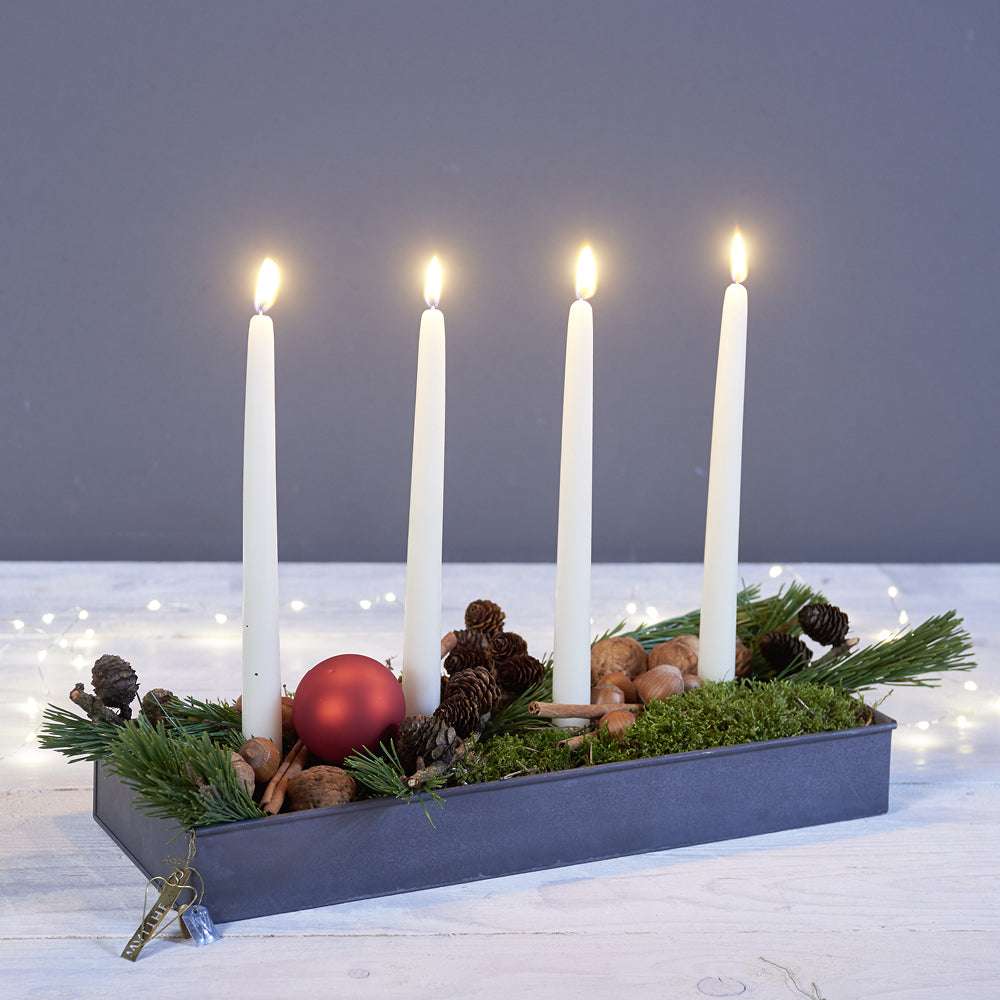 Zinkform mit Kerzenhaltern von Walther & Co – stilvolle Adventsdekoration mit vier weißen Kerzen