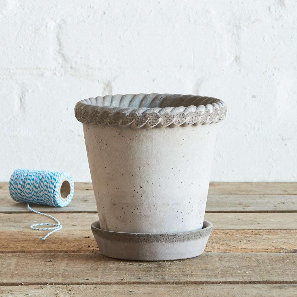 Tontopf Helena Grau Ø 16 cm mit Untertopf auf Holztisch.