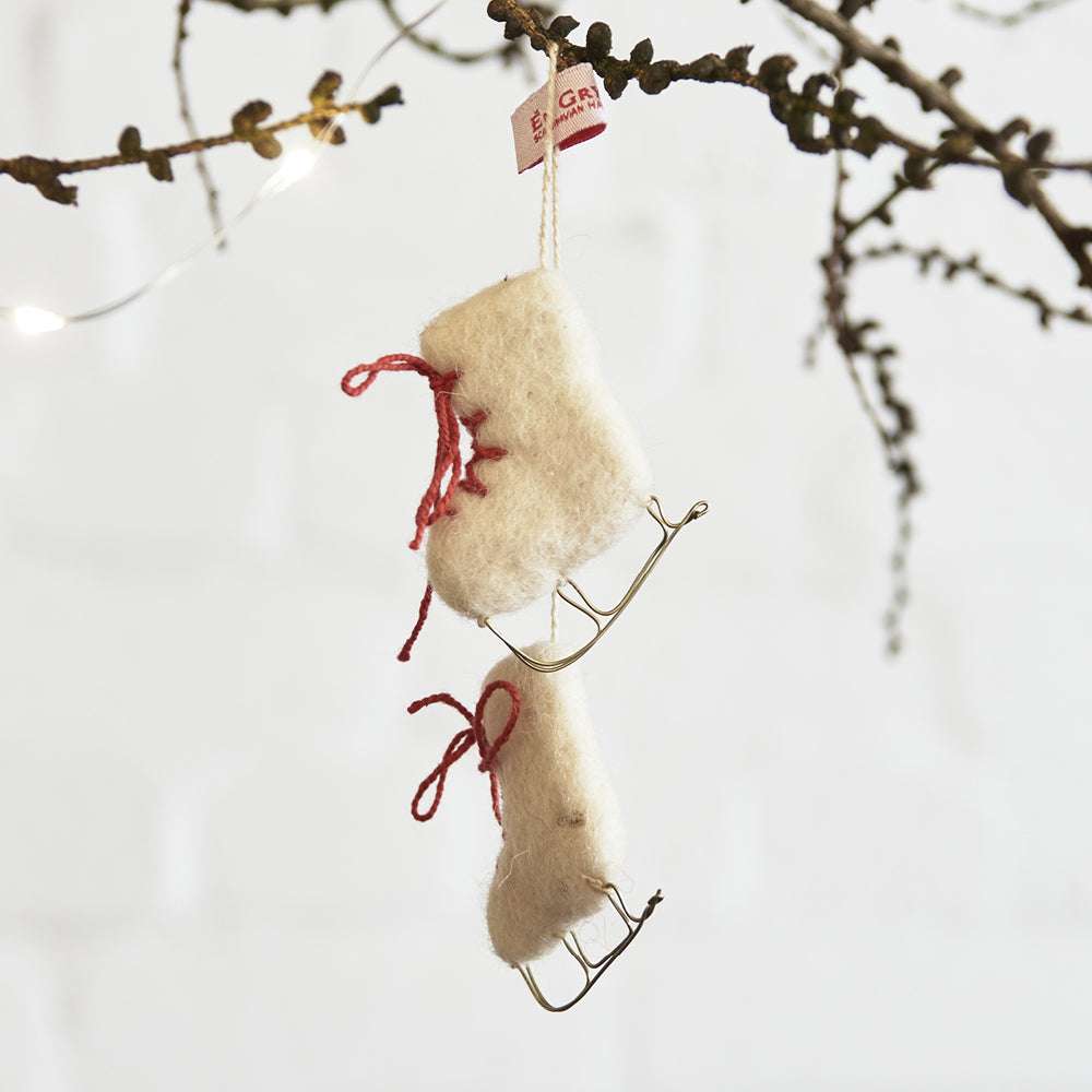 filzanhaenger-schlittschuhe-weiß-geschenk-advent-en-gry-og-sif-weihnachten-gartenzauber