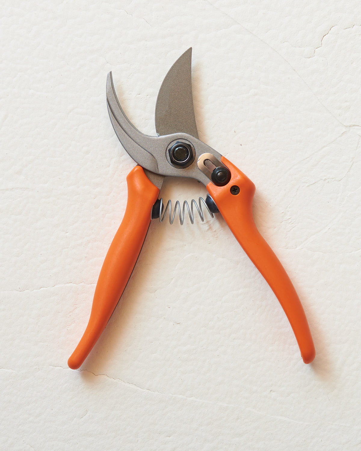 Original LÖWE 14.104 kompakte Bypass-Schere mit orangefarbenen Griffen