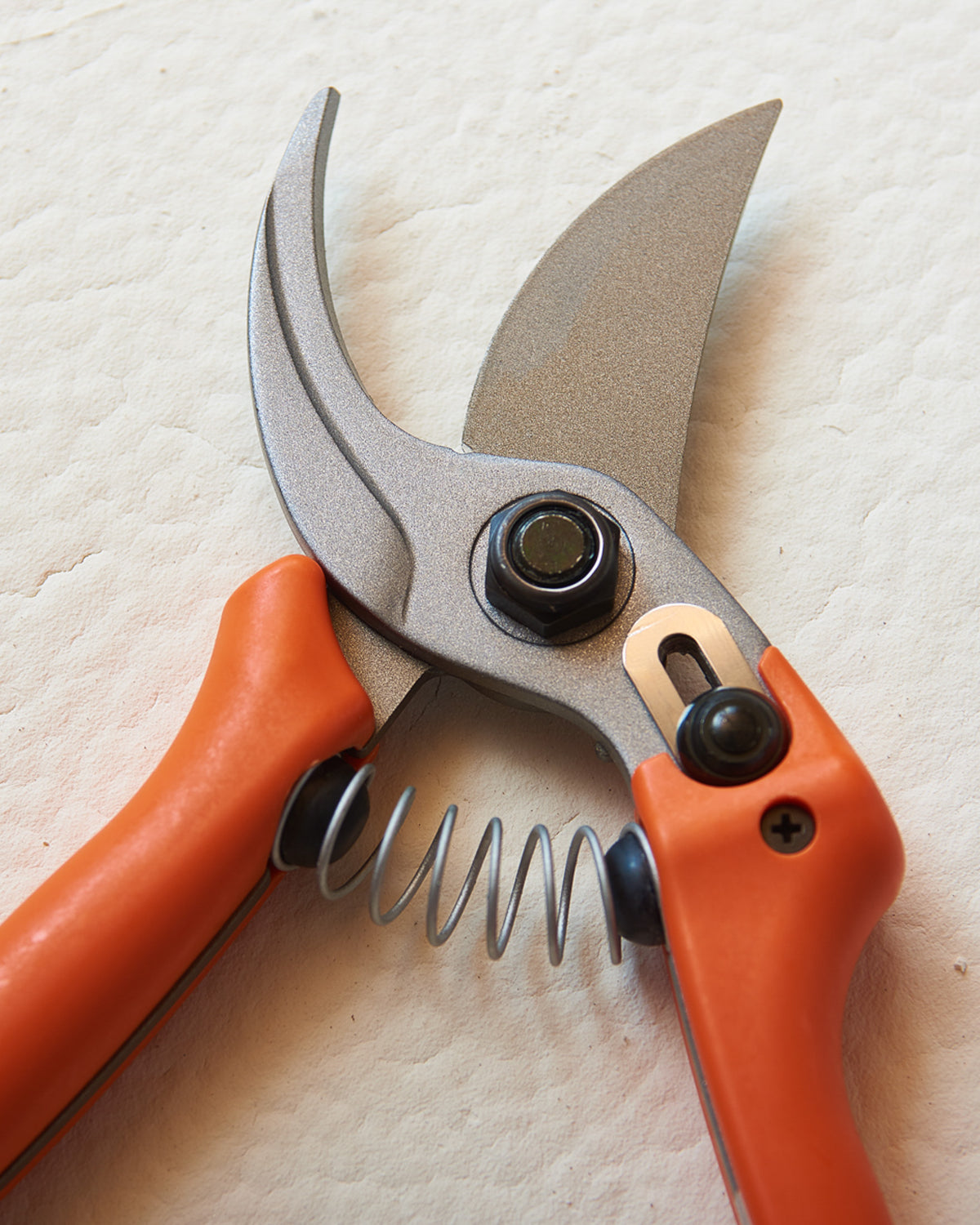 Detailaufnahme Original LÖWE 14.104 kompakte Bypass-Schere mit orangefarbenen Griffen