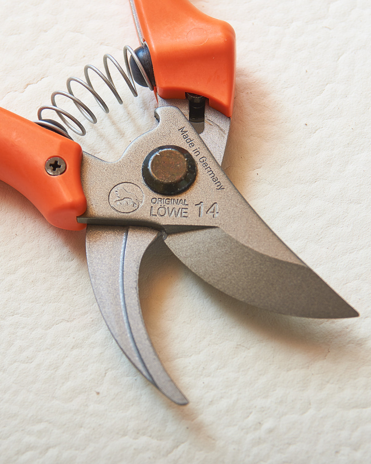 Detailaufnahme Original LÖWE 14.104 kompakte Bypass-Schere mit orangefarbenen Griffen