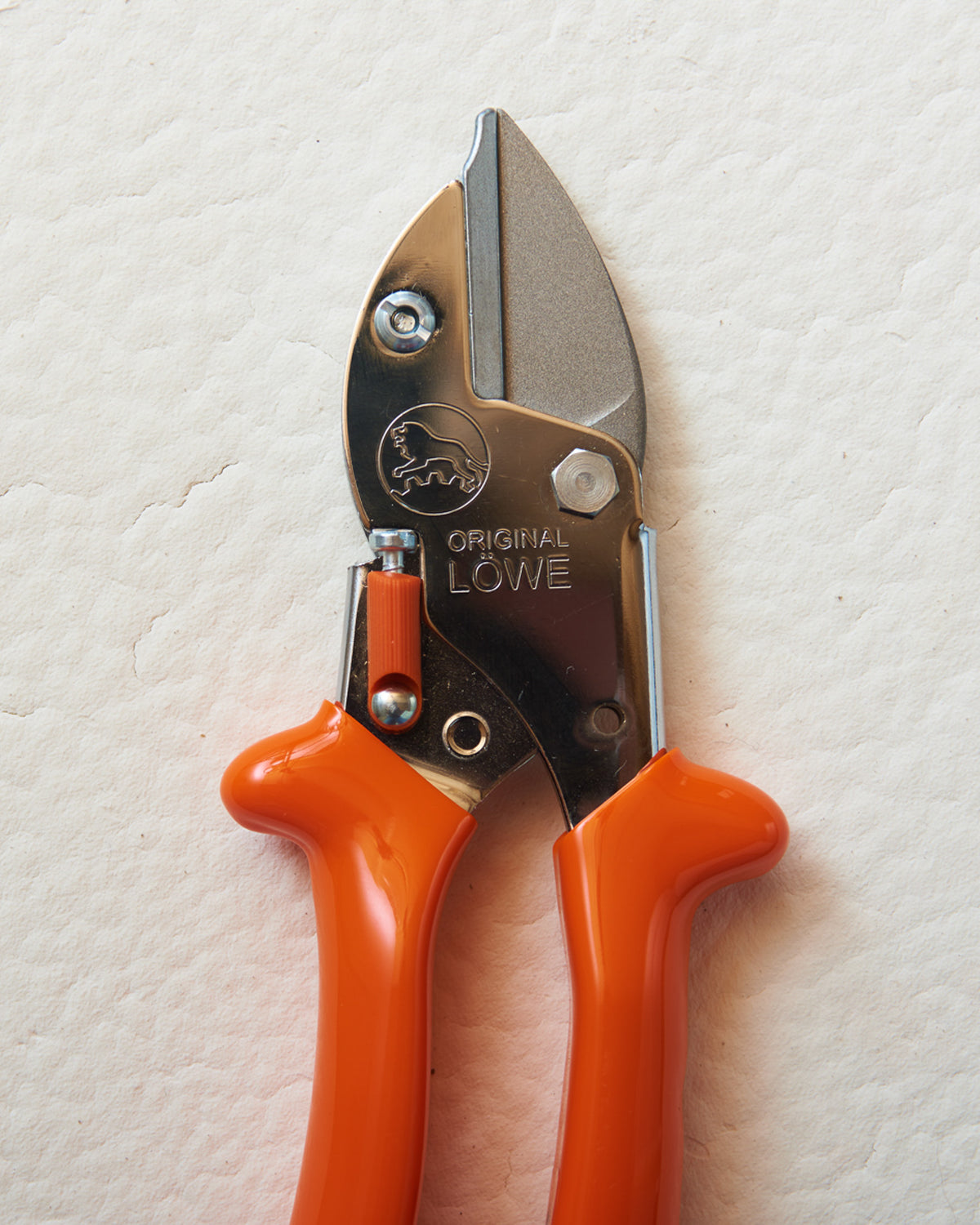 Detailansicht Original LÖWE 5.127 Amboss-Schere mit spitzer Klinge – Profiqualität für präzise Schnitte