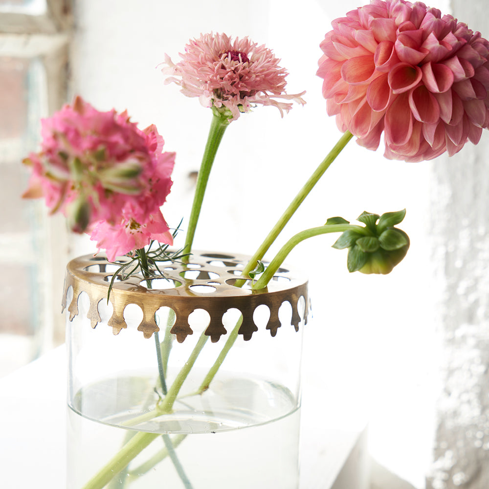Glasvase mit dekorativem Blumenaufsatz aus Metall – stilvolle Blumendeko mit Dahlien und Sommerblumen von Gartenzauber