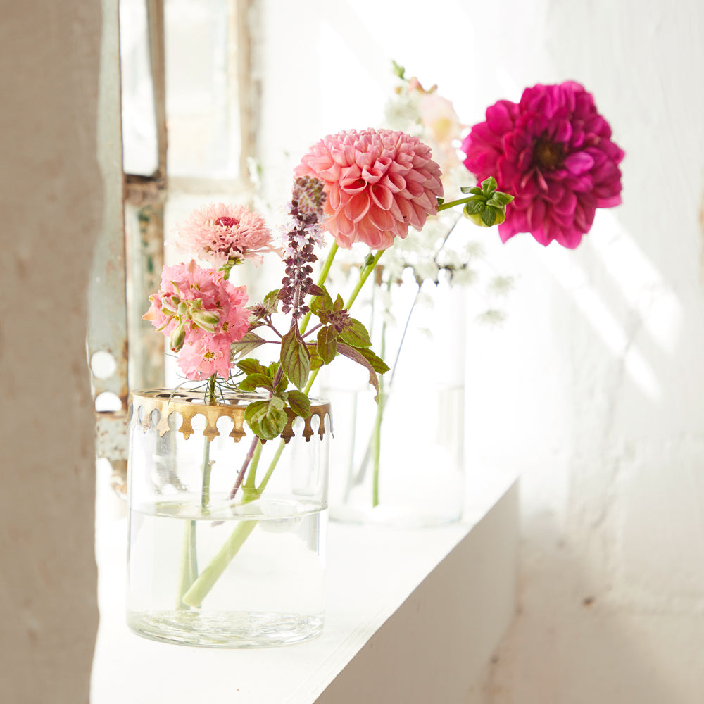 Blumenvase mit Metallaufsatz und Dahlien – elegante florale Dekoration im natürlichen Stil von Gartenzauber