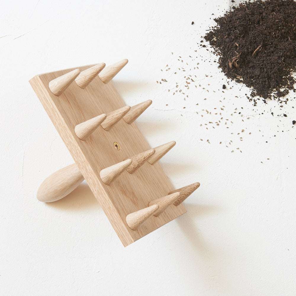 Große Saathilfe von Creamore Mill – Holzbrett mit 12 Zapfen für gleichmäßige Aussaat