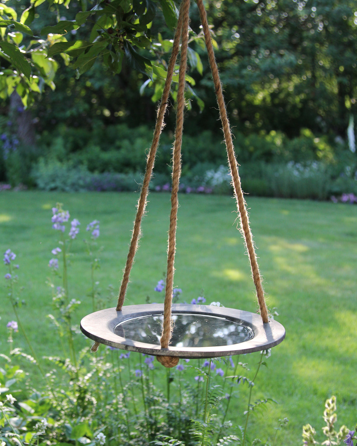 Hängende Schale in Steinoptik mit Wasser – elegantes Vogelbad im Garten