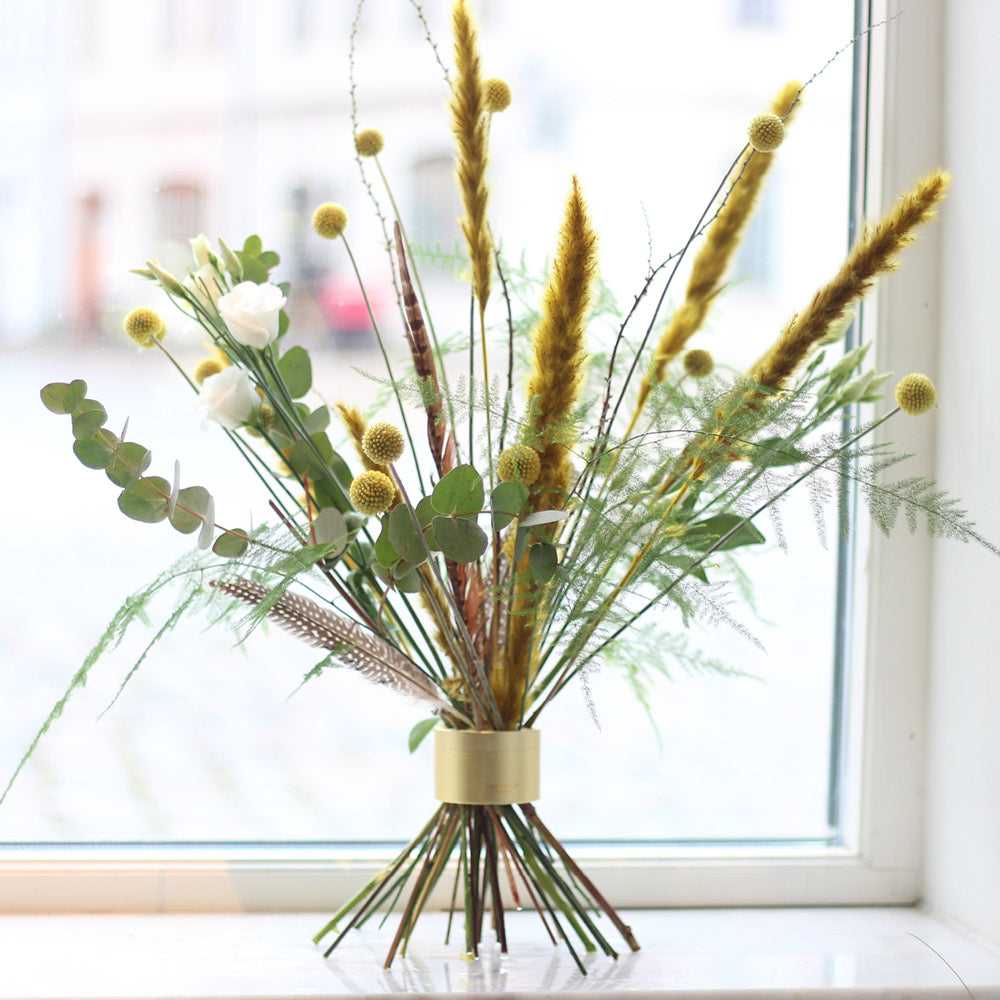 Trockenblumenstrauß gebunden mit dem Hanataba „Champagne Gold“.