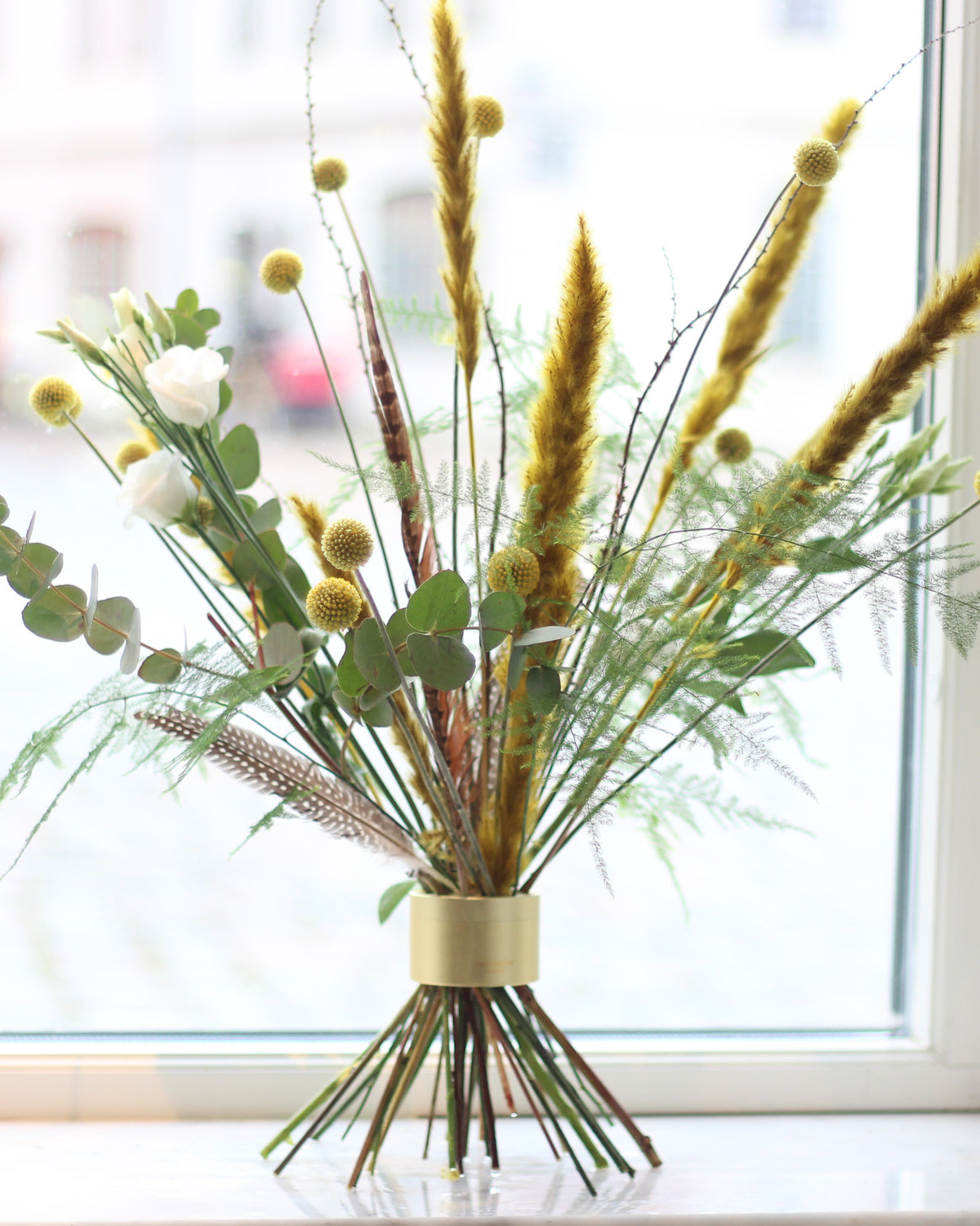 Trockenblumenstrauß gebunden mit dem Hanataba „Champagne Gold“.