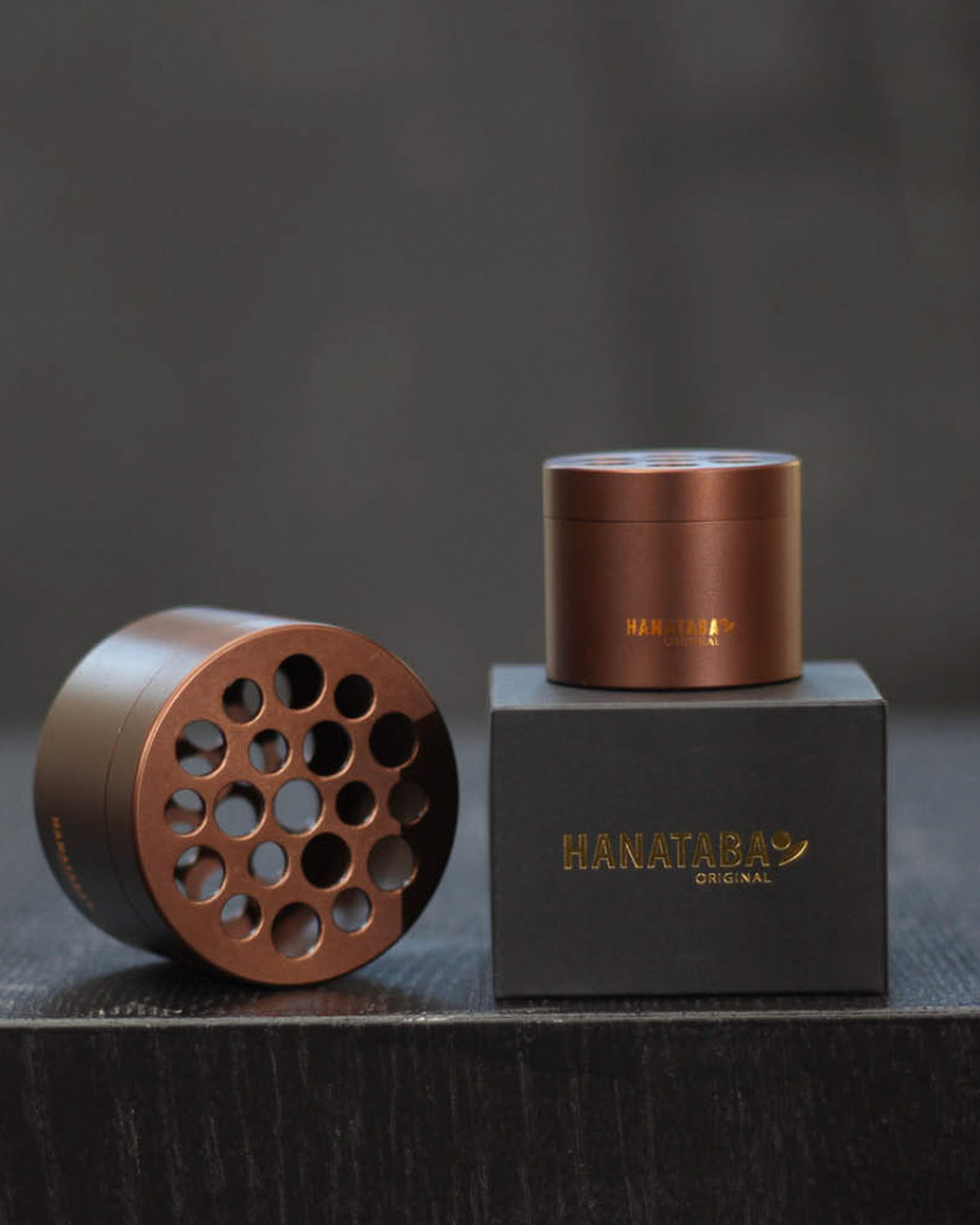 Hanataba Set Muddy Brown mit edler schwarzer Verpackung auf Holztisch.