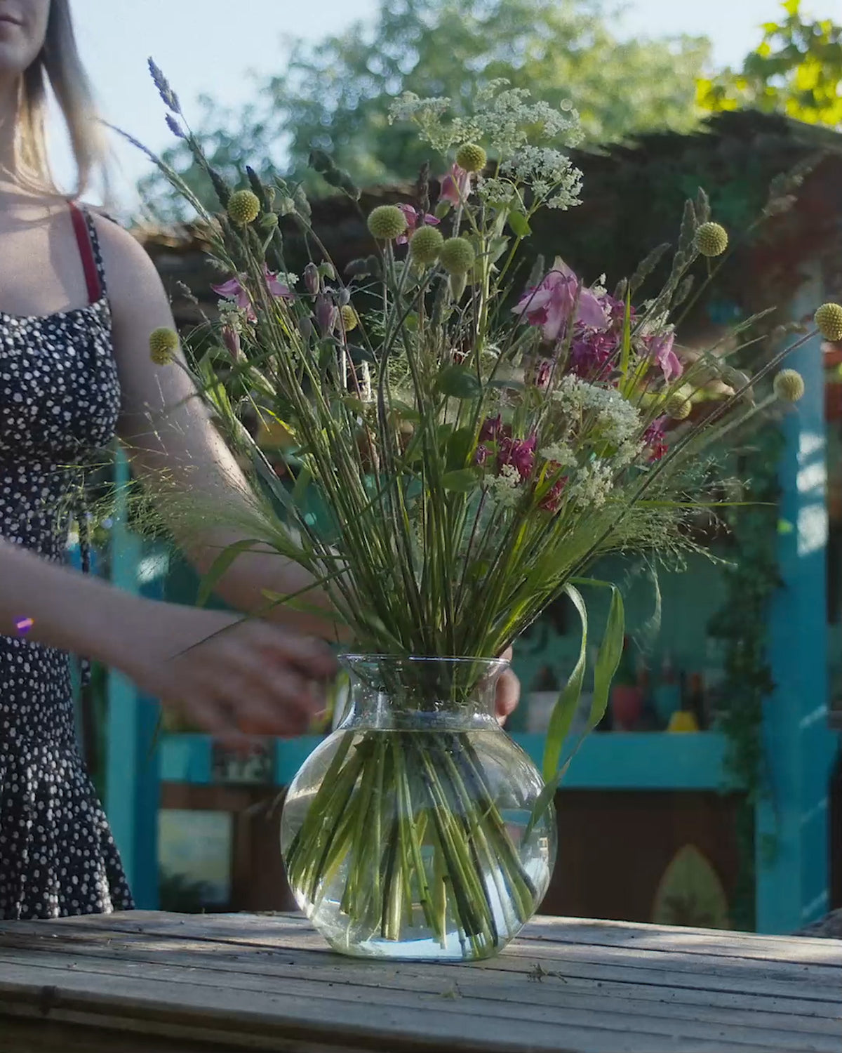 Blumenstiele werden mit dem Hanataba „Crystal Clear“ in einer Vase arrangiert.
