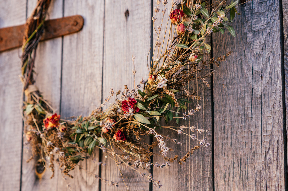 Türkranz aus getrockneten Blumen und Zweigen als Gartendeko im Spätherbst